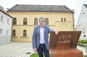 1. Bürgermeister der Gemeinde Hainsfarth Klaus Engelhardt vor der Synagoge