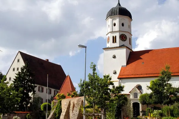 Blick auf die St. Michael Kirche in Belzheim von außen