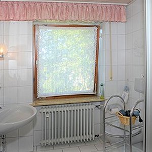 Ferienhof Kleeblatt Westheim, modernes tageslicht Badezimmer mit weißen Fliesen Waschbecken und Duschkabine