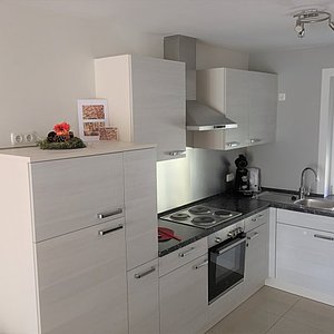 Moderne und helle Einbauküche in weiß