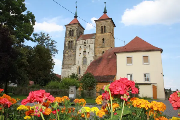 Pfarrgarten mit Klosterkirche